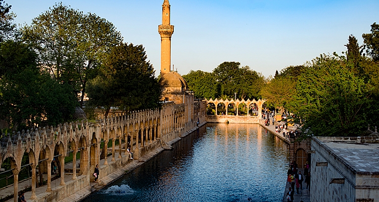 Umutapartotel.com ile Balıklıgöl’ü Keşfet: İnanç ve Tarih Burada Buluşuyor